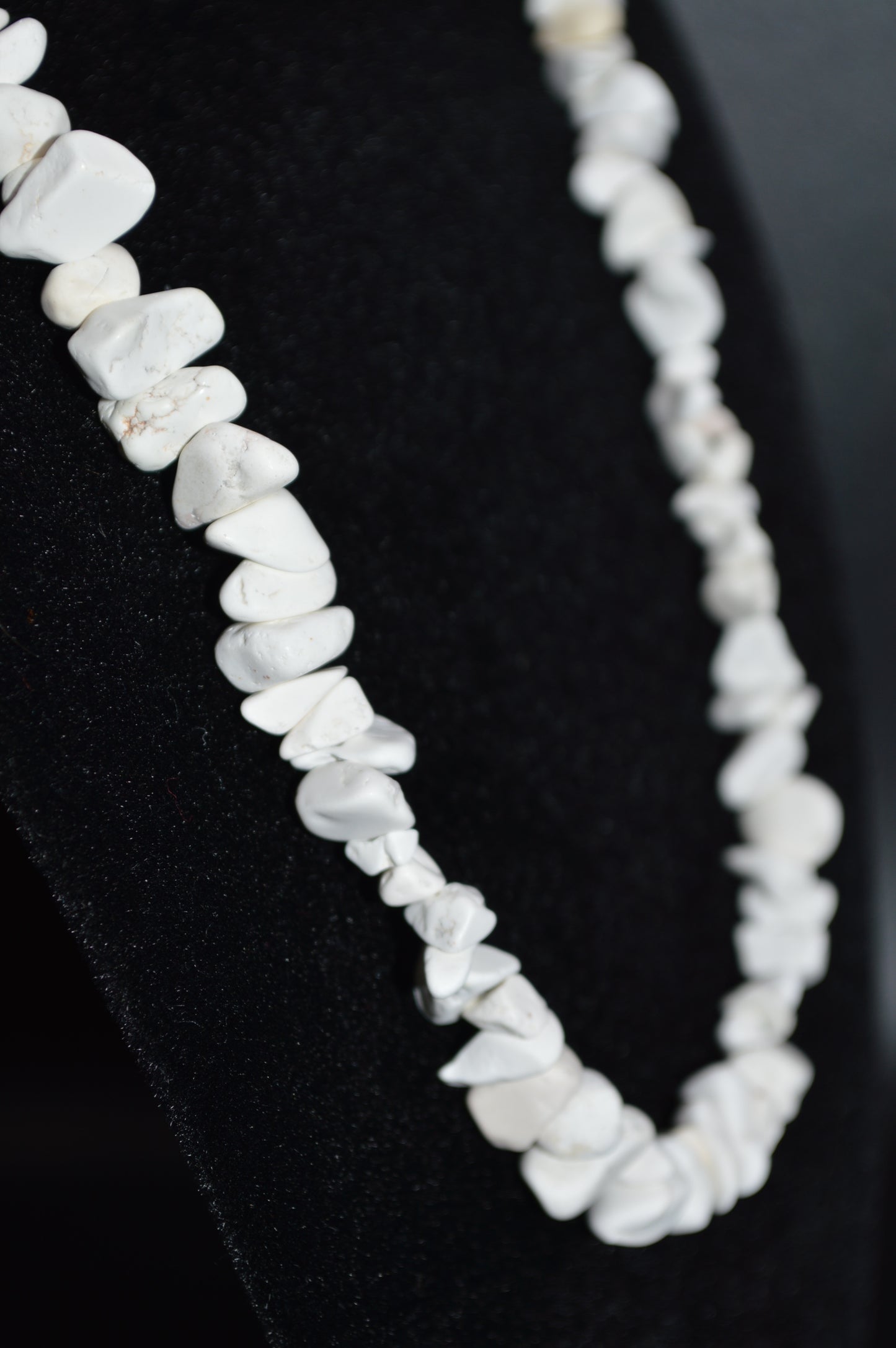 Magnesite Chips Necklace (White 17.5 inches)
