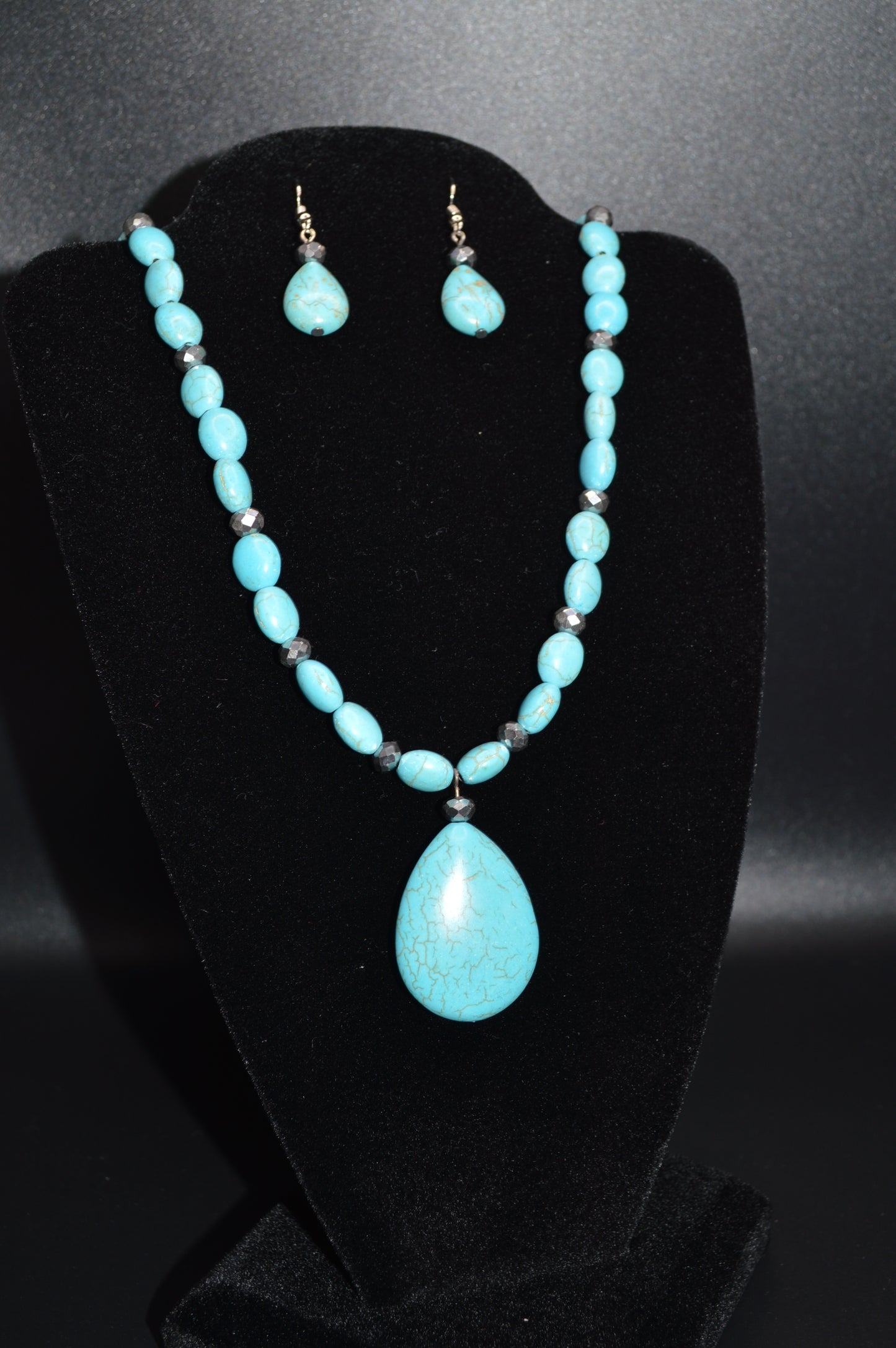 Magnesite and Crystal Necklace and Earring Set (Turquoise)